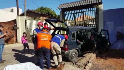 Carro atinge portão de residência em acidente no Bairro Santa Cruz