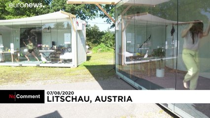 پنج هنرمند خود را در اتاقک‌های شیشه‌ای قرنطینه کردند