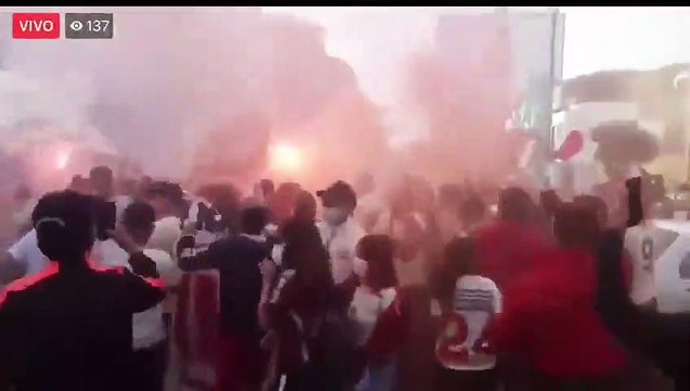 Hinchas de Universitario antes del partido ante Cantolao.