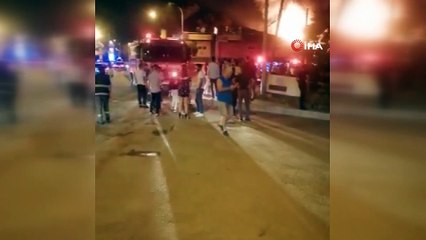 Geri dönüşüm deposundaki yangın bara sıçradı: 80 kişi son anda kurtuldu