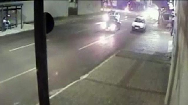 Câmera registra Palio batendo em Kawasaki na Rua Cuiabá; motorista estava embriagado