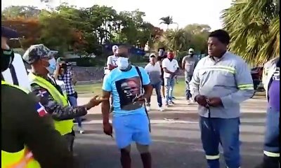 Personas detenidas por violar toque de  queda se molestan por labor de la prensa