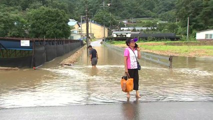 용담댐 방류로 침수 피해...고립된 주민 구조 / YTN