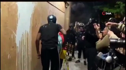 ABD'de göstericiler 2 yaşlı kadına saldırdı