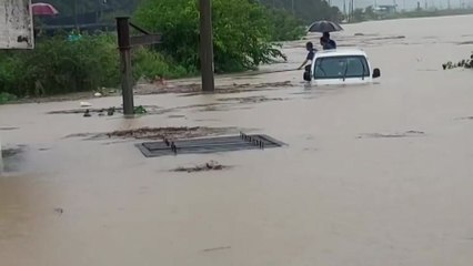 마을 주민들이 직접 강에 고립된 4명 구조 / YTN