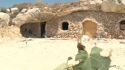 الاحتلال الإسرائيلي يسلم أهالي قرية فراسين إخطارات بالهدم وإزالة ممتلكاتهم