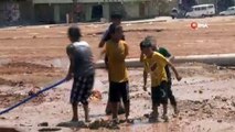 Sıcaktan bunalan çocuklar çamurda halay çekip hortumla serinledi