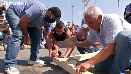 فيديو: لبنانيون غاضبون يرفعون مشانق "يوم الحساب" في بيروت بعد انفجار المرفأ