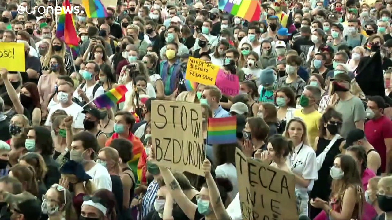 Pologne : une militante LGBT interpellée vendre...