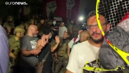 Óriási a feszültség Bejrútban, kormányépületeket ostromoltak meg a tüntetők