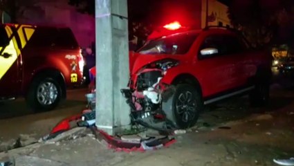 Carro atinge poste em colisão no Centro de Cascavel