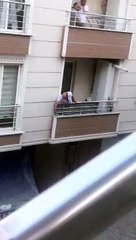 Tartıştığı kişilere balkondan tencere atarken aşağıya düşüp beton zemine çakıldı!