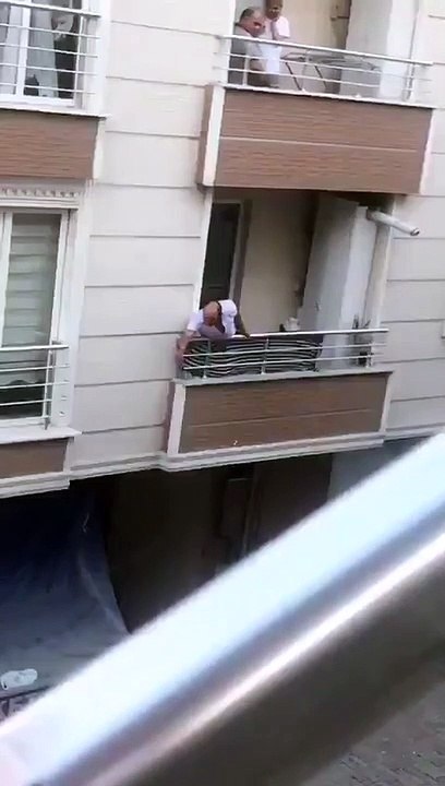 Tartıştığı kişilere balkondan tencere atarken aşağıya düşüp beton zemine çakıldı!