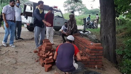 कांधला विकास मंच ने फतेहपुर पुलिया पर किया पुलिस बैच का निर्माण