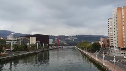 Bilbaínos hacen deporte en un domingo con cielos nublados