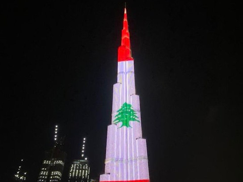 Zwischen protesten und regierungskrisen: gebäude leuchten für beirut