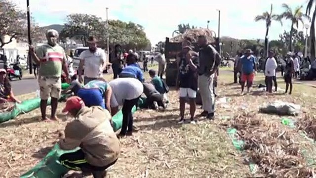 La corsa contro il tempo a Mauritius per bloccare la marea nera