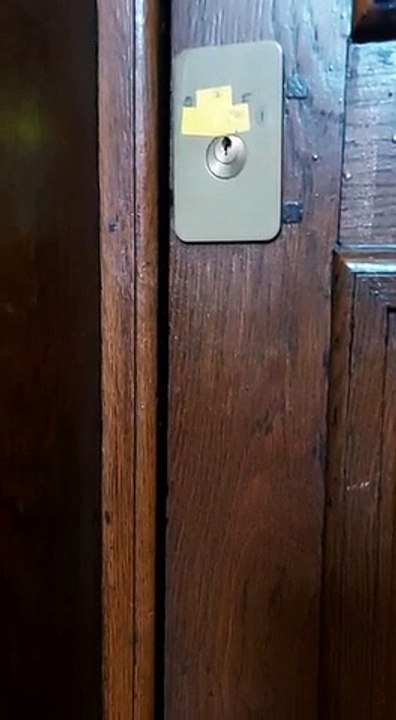 Comment ouvrir la porte de René Mathis à l'étage