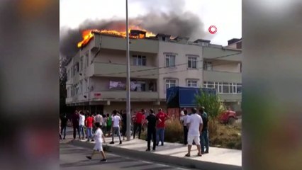 Arnavutköy’de mangaldan tutuşan çatı alev alev yandı