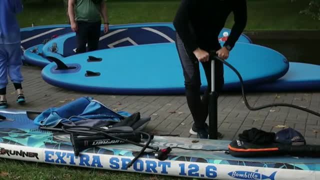 Los amantes del paddle surf desfilan en masa por los canales de San Petersburgo