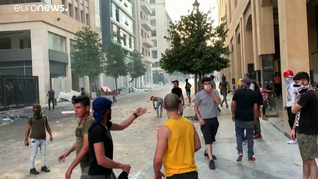 شاهد: تجدد المواجهات بين المحتجين والقوى الأمنية في وسط بيروت