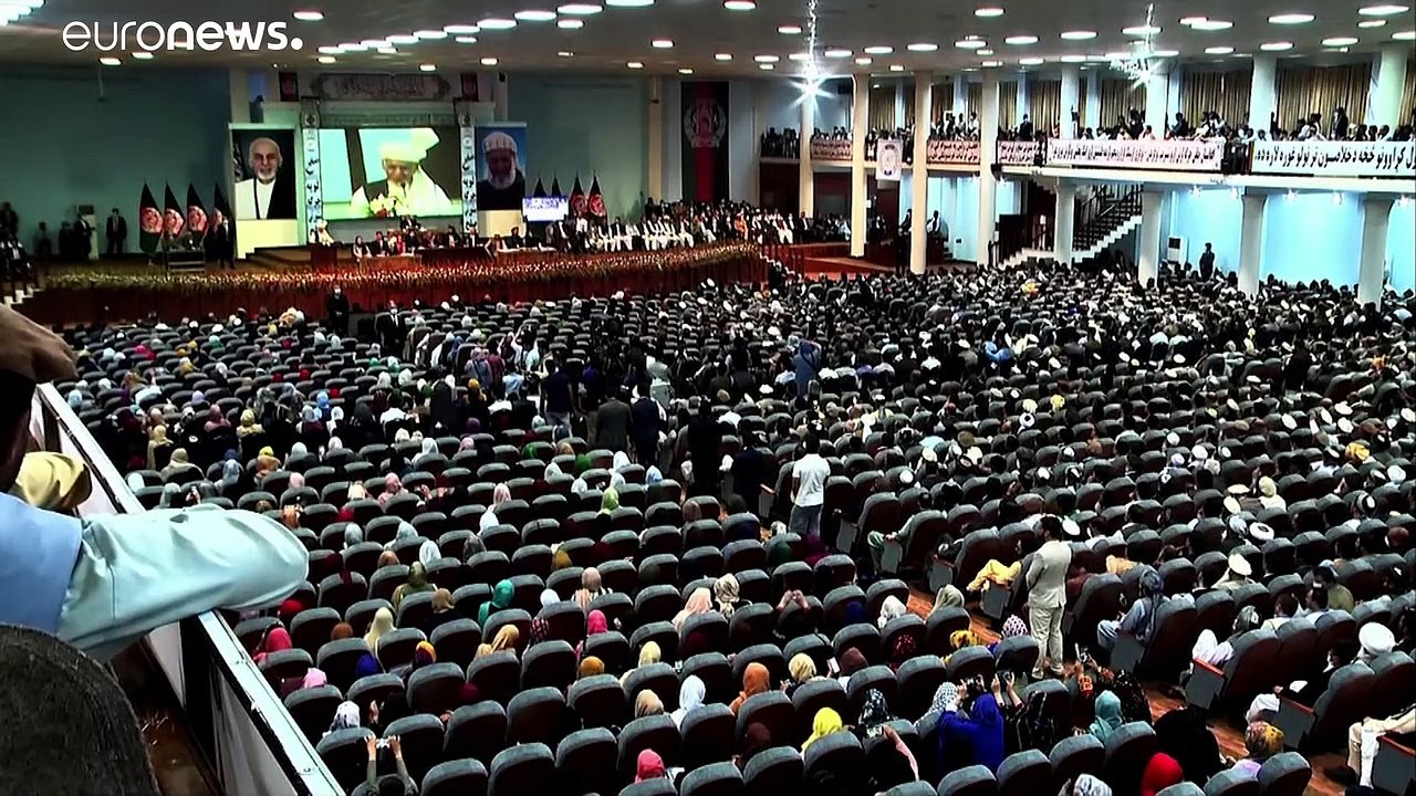 Afeganistão liberta 400 talibãs