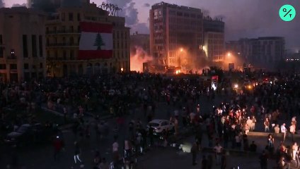 Video herunterladen: Lebanese Protesters Storm Foreign Ministry in Beirut