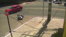 Mujer choca moto contra un auto y termina cayendo en una alcantarilla en  Paragominas, Brasil
