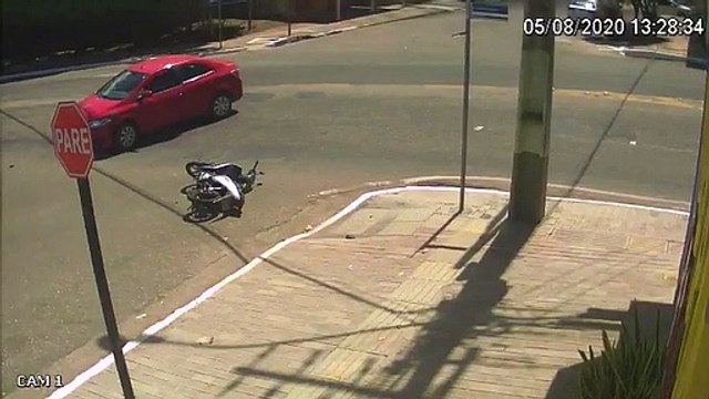Mujer choca moto contra un auto y termina cayendo en una alcantarilla en Paragominas, Brasil