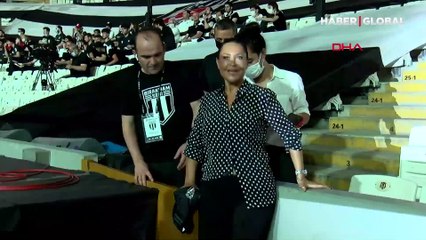 Hülya Avşar'dan Sergen Yalçın'a: "Biz paraları toplayacağız, sen de bizi şampiyon yapacak mısın?"
