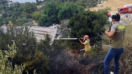 Ocakta unuttuğu yemek evini yaktı