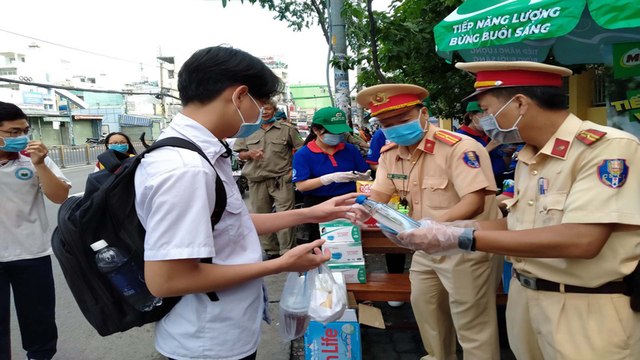 Hà Nội: CSGT tiếp sức thí sinh trong ngày thi tốt nghiệp | VTC