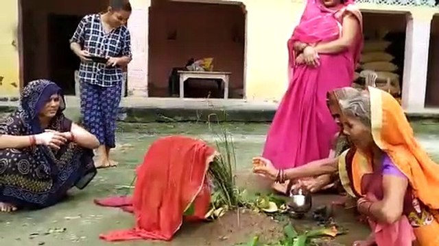 सुल्तानपुर: पुत्रो की लंबी उम्र की कामना के लिए माताओं ने रखा छठ व्रत, किया पूजन
