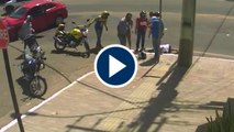 Una alcantarilla fue el destino de una mujer tras chocar su moto con un coche