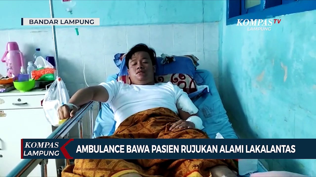 Ambulans Bawa Pasien Rujukan Alami Lakalantas