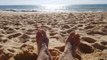 Méthode imparable pour se débarrasser du sable qui colle sur les pieds à la plage