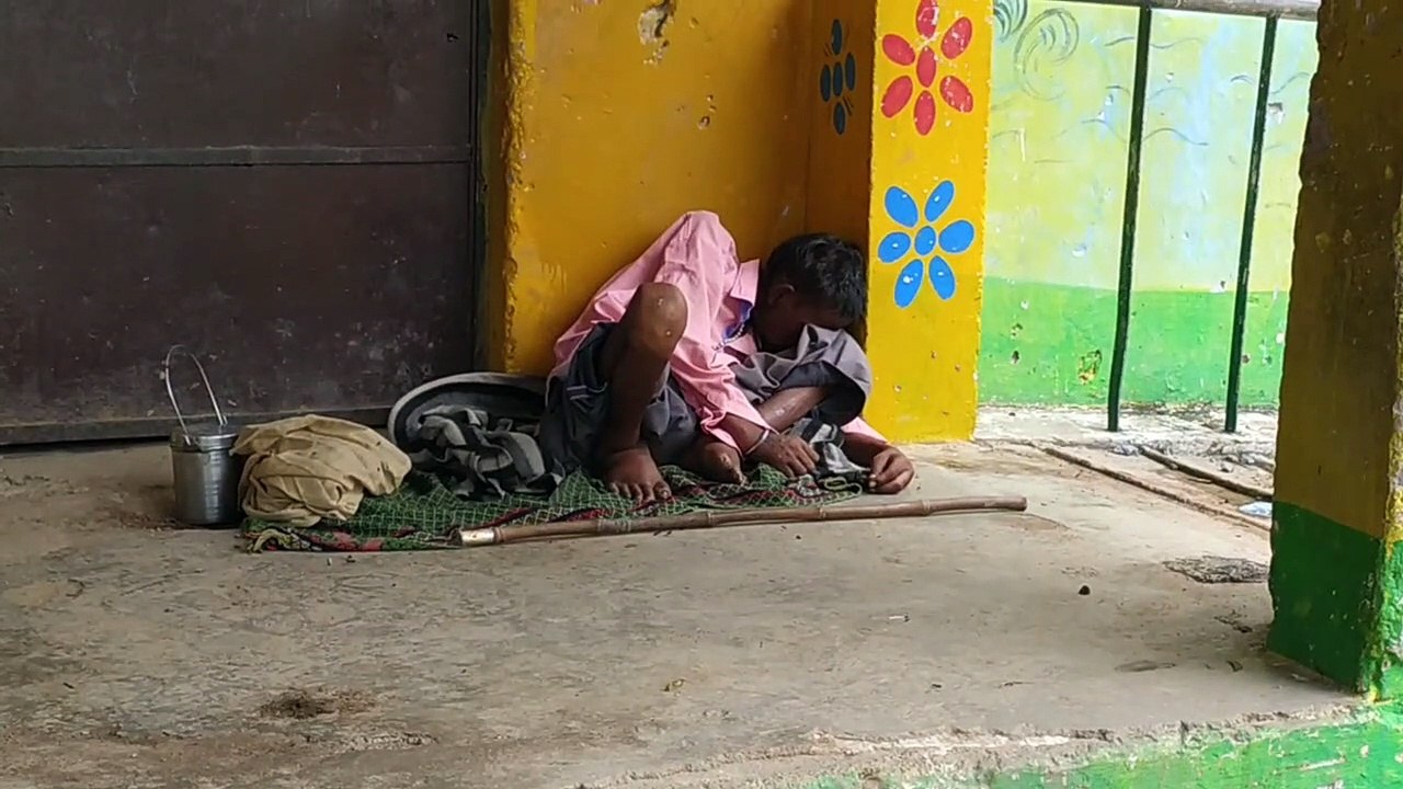 प्राइमरी स्कूल में भिखारी की हुई संदिग्ध परिस्थ...