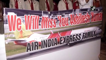 एयर इंडिया एक्सप्रेस के कर्मचारी ने सह-पायलट अखिलेश कुमार को श्रद्धांजलि दी