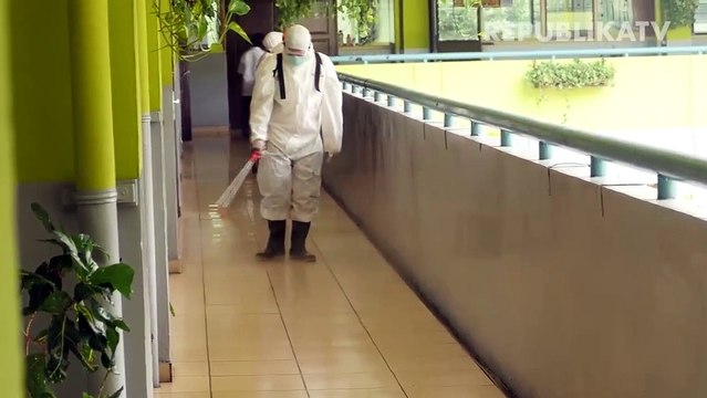 Seorang guru bahasa Inggris mengajar saat belajar tatap muka di salah satu rumah warga di Kota Kupang, NTT.