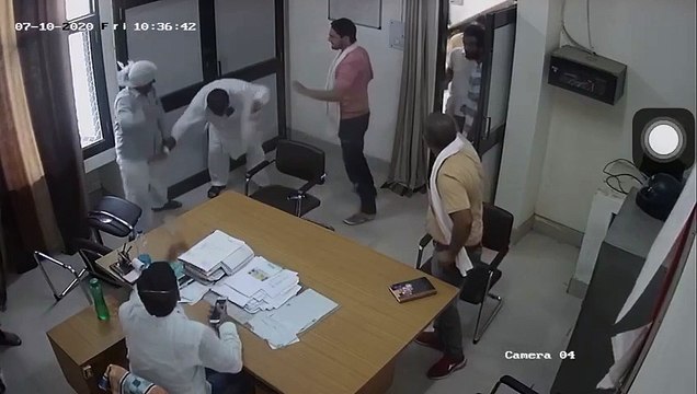 सीसीटीवी में कैद हुआ मारपीट का वीडियो, सोशल मीडिया पर तेजी से हो रहा वायरल