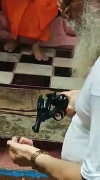 मंदिर में पुजारी ने की हर्ष फायरिंग सोशल मीडिया पर वीडियो वायरल