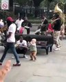 Regardez la joie de ce petit garçon qui joue de la musique avec un orchestre de rue