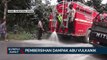 Petugas Bersihkan Abu Vulkanik Gunung Sinabung