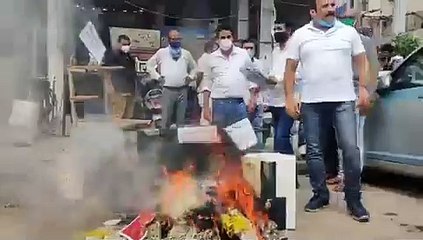 आदर्श व्यापार मंडल के समर्थकों ने चाइना के सामान की जलाई होली