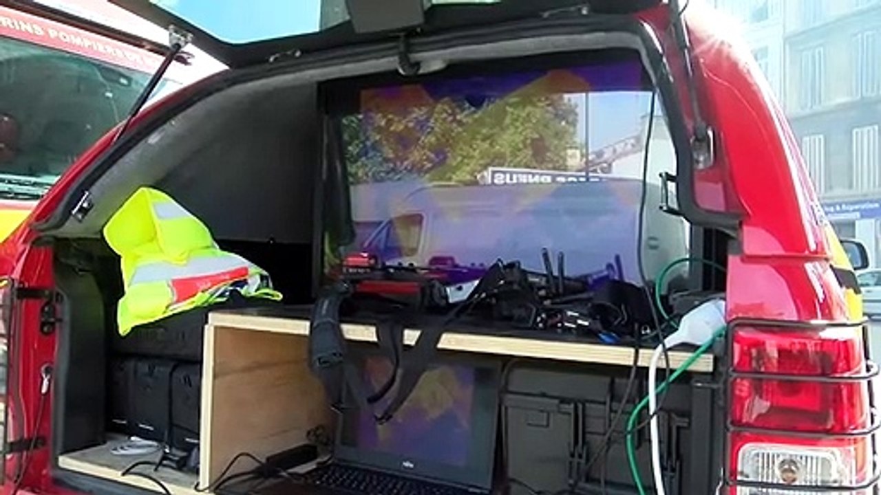 Les marins pompiers de Marseille sont intervenus sur un feu d'entrepôt de la rue Jouven