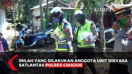 Mantap! Para Polisi Ini Pinjamkan Gagdet untuk Bantu Siswa Bersekolah
