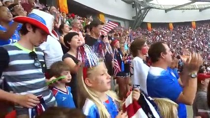 Amy Wambach saltó las gradas para besar a su esposa, Sarah Huffman.