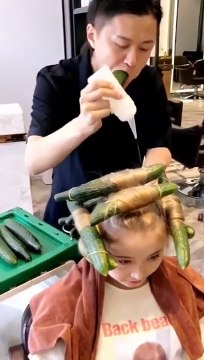 Drôles de façons de coiffer et de cuisiner en même temps