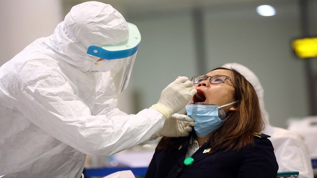 Du khách bị kẹt được xét nghiệm trước khi rời Đà Nẵng | VTC