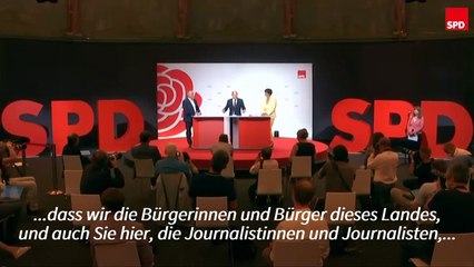 Kanzlerkandidat Scholz freut sich über gelungene Überraschung